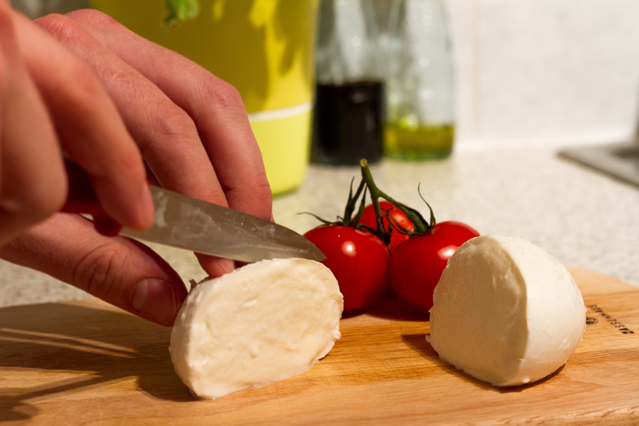 cheese knife vs tomato