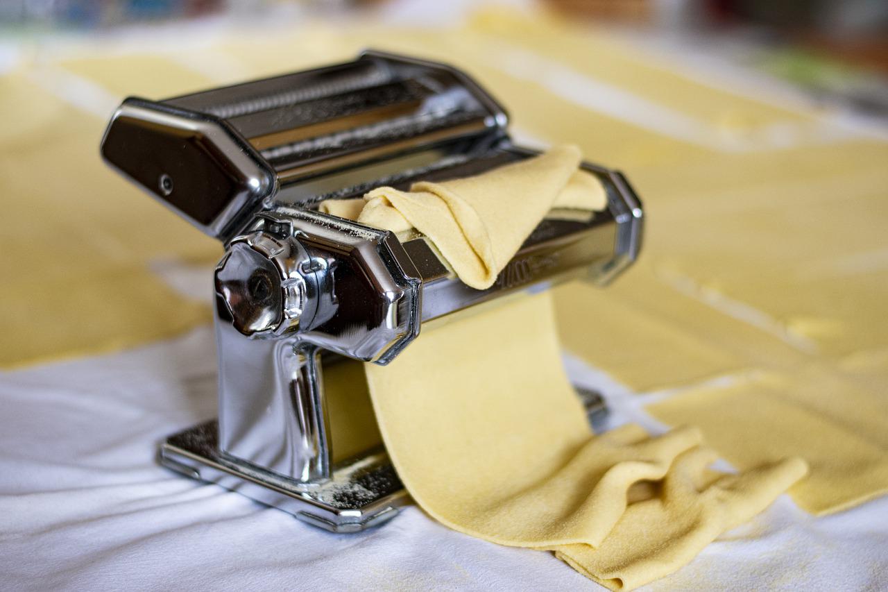 Comparing the Best Pasta Makers: Manual vs Electric. - Substitute Ninja